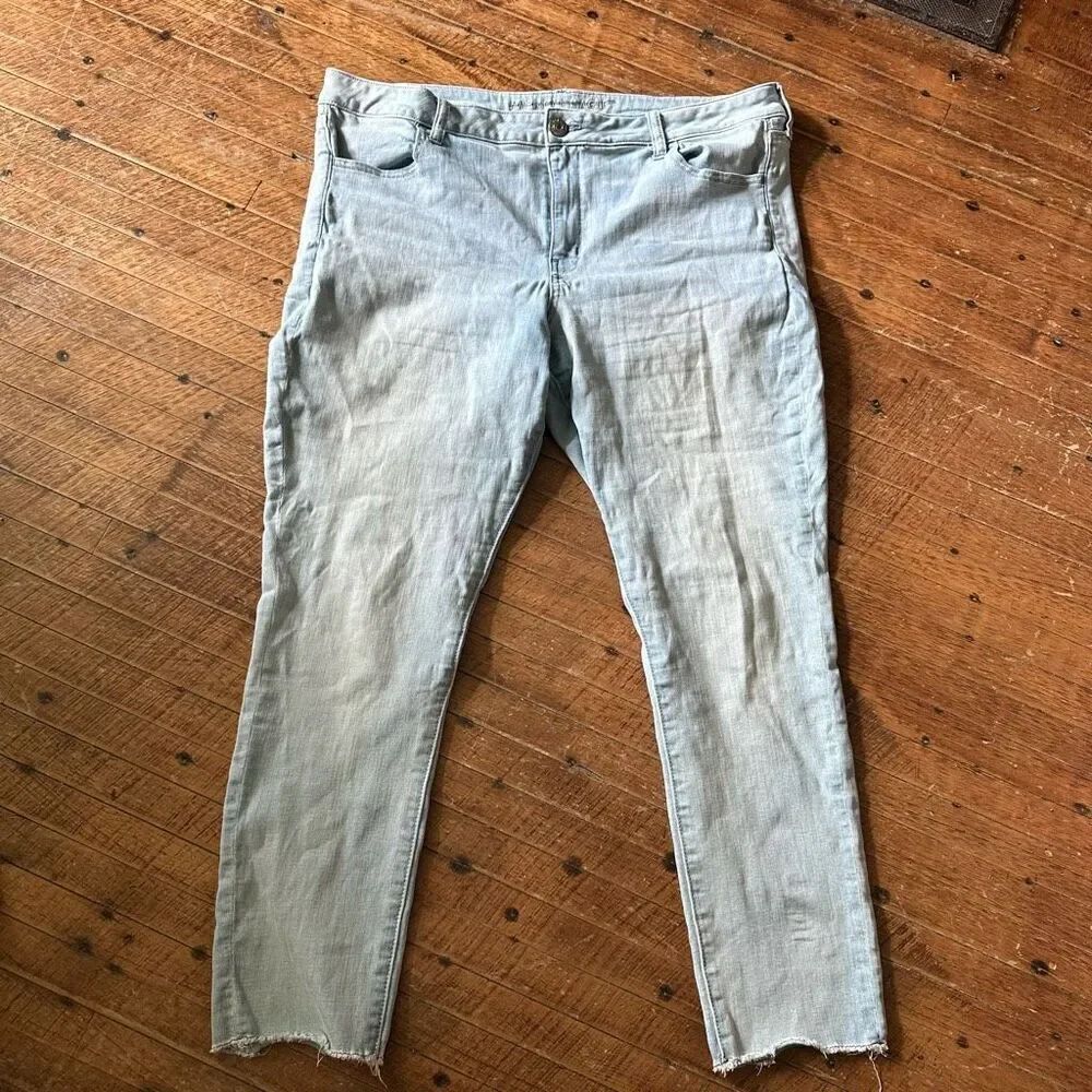 American Eagle light wash distressed normcore 20 crop jeggings